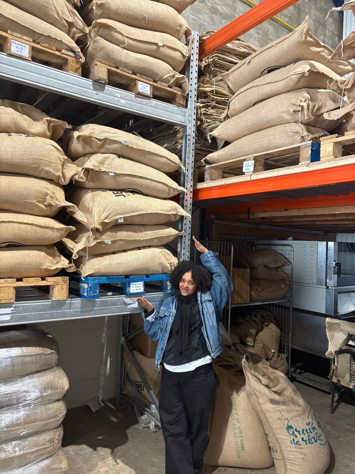 Vérification des grains de café verts dans l'entrepôt