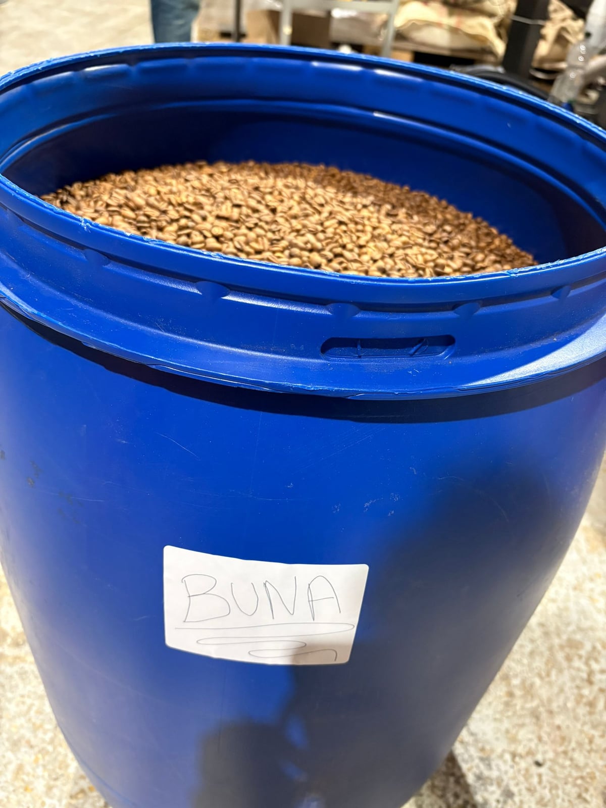 Grains de café torréfiés et baril BUNA