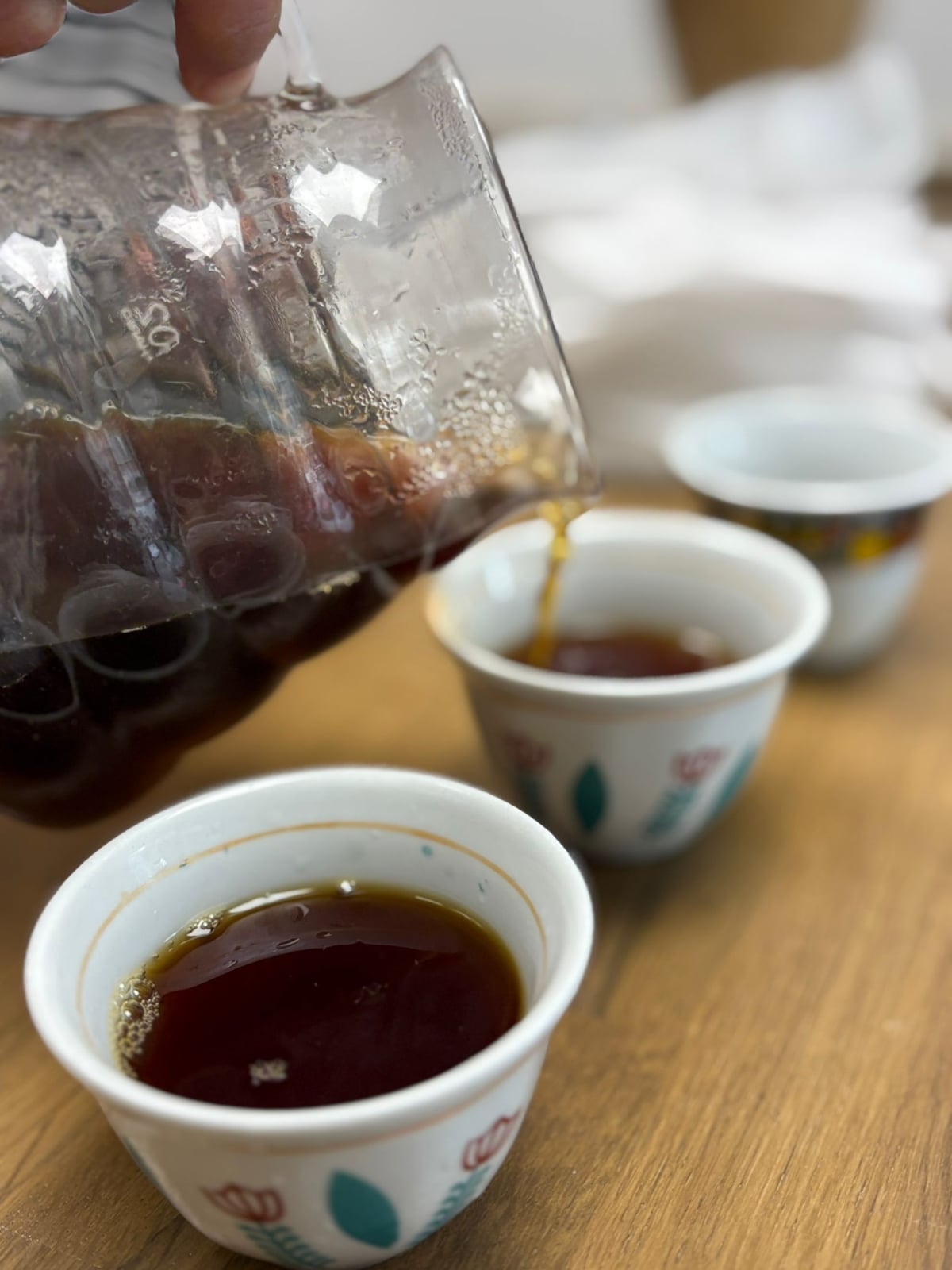 Café filtre servi dans une tasse cini traditionnelle